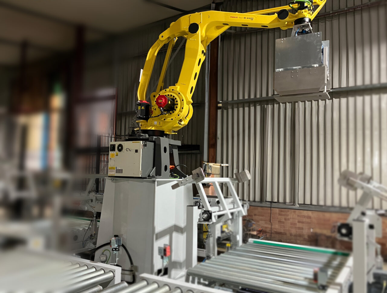 BEUMER robotpac’s® place the rubber bales in metal crates which have been automatically erected and furnished with an in-liner.