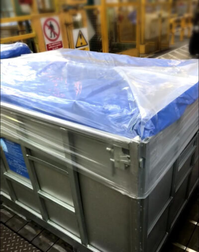 BEUMER stretch hood series covers the packed crates with a highly elastic, waterproof stretch film, which reliably protects the products from external influences.