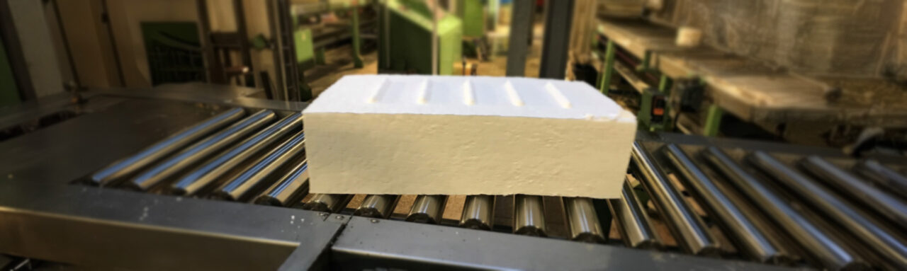 Synthetic rubber bale handling - Rubber bale on conveyor