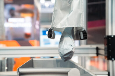 The AutoDrop function fully automates the unloading process in the BG Pouch System.
